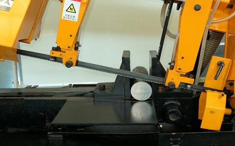 霞山数控带锯床自动送料精度会出现偏差吗？