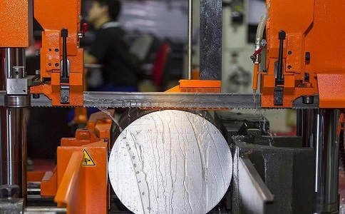 霞山立式金属带锯床切削出现跑带故障解决方法！